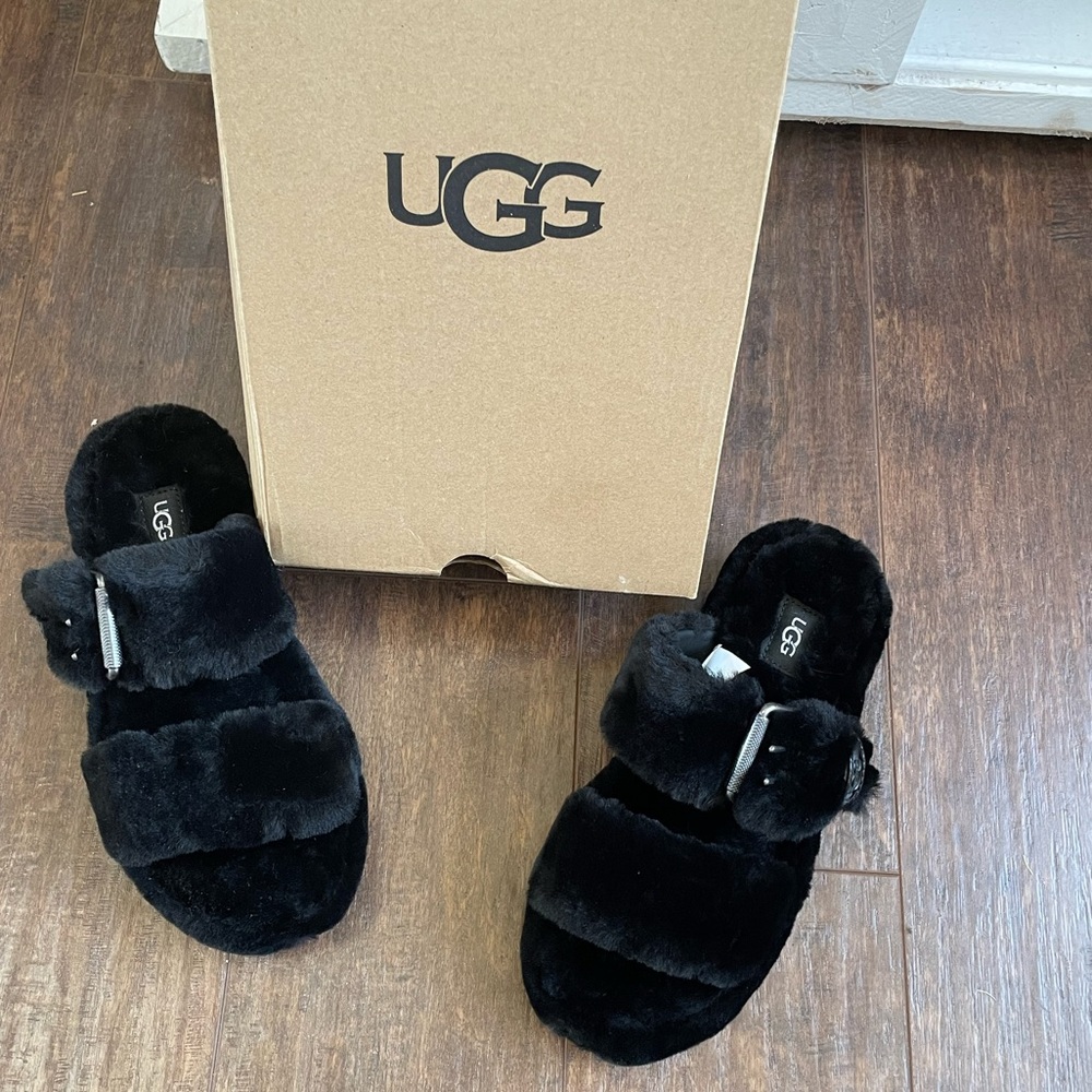 UGG NWT Fuzz Yeah Sandals Black